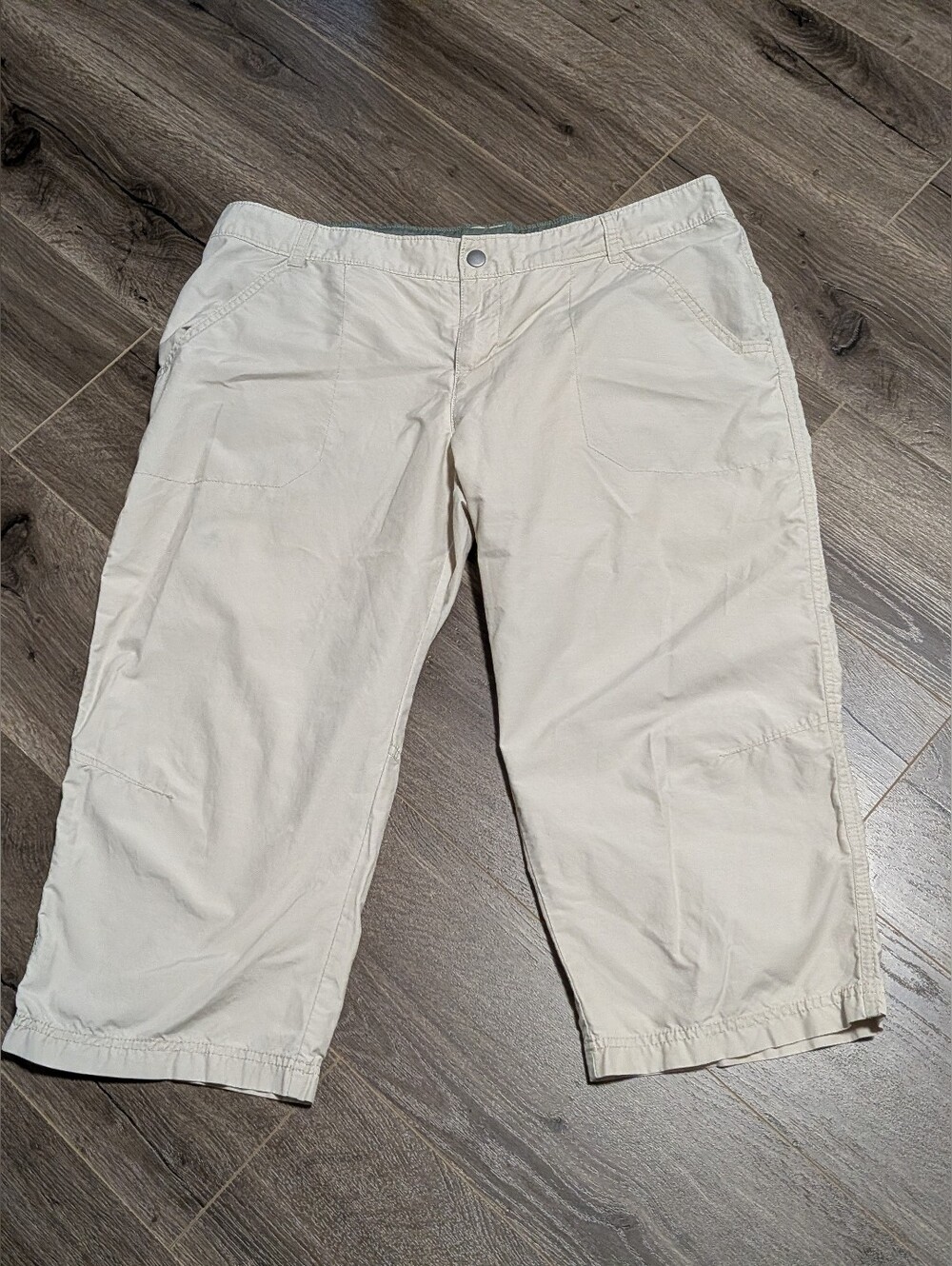 Columbia Womans Beige Cotton Casual Capris Pants - Lightweight Summer Size 16.